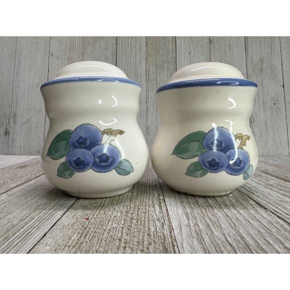 Vtg Pfaltzgraff Salt and Pepper Shakers Ceramic White Blueberry Floral 3.5" Set - Picture 2 of 11